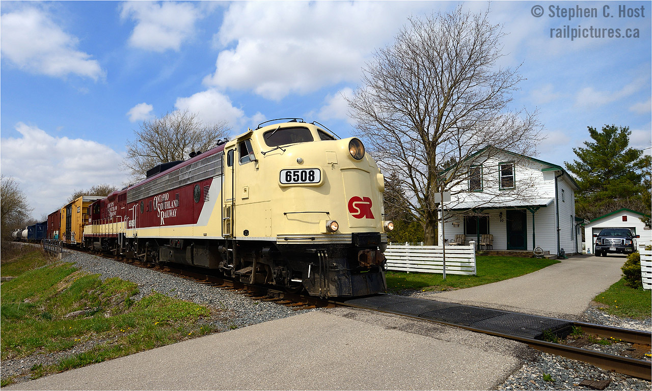 Private Crossing: OSR's flagship FP9A passes a stones throw from the front porch of this picturesque, white siding house in the small hamlet of Beachville, Ontario. If this property was to come on the market.. a railfans dream home! Would you buy this house? Comment below.
