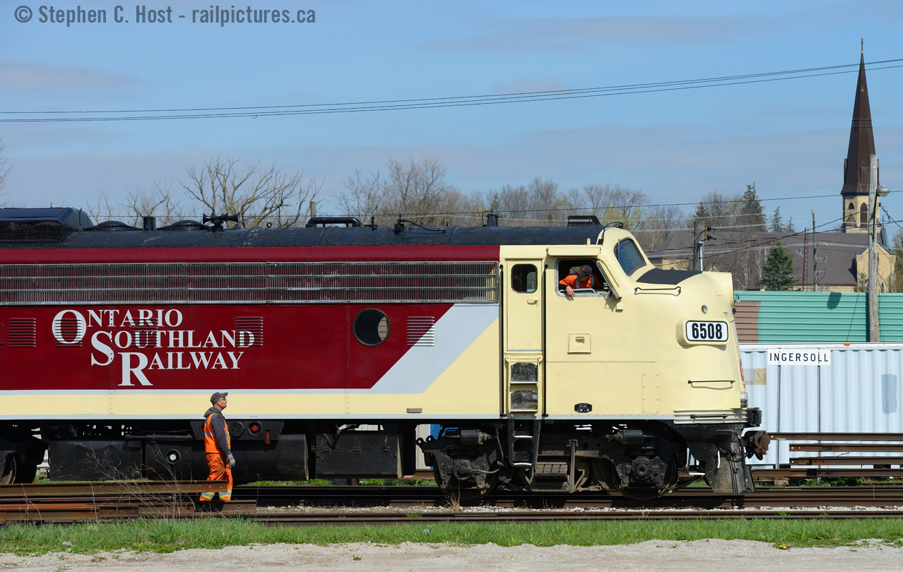 OSR's man on the ground, and man around town, Sheldon Golden chats with the Conductor as the crew switches Ingersoll yard. This will be the first in a series from an outing on the OSR, which I'll throw up here over the next few days. :)