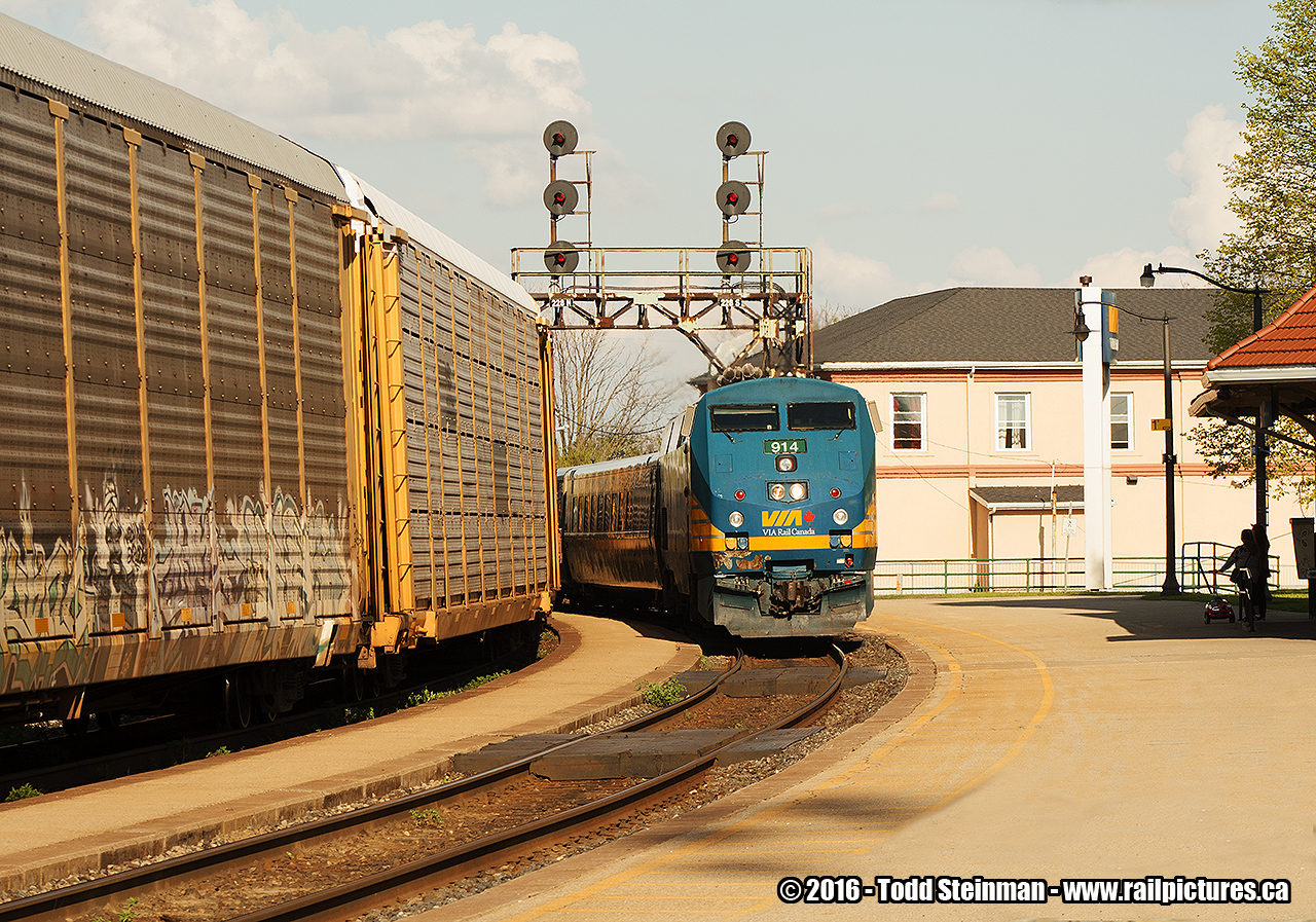 Another day is drawing to an end, as Train 83 led by VIA 914 pulls into the Brantford station.