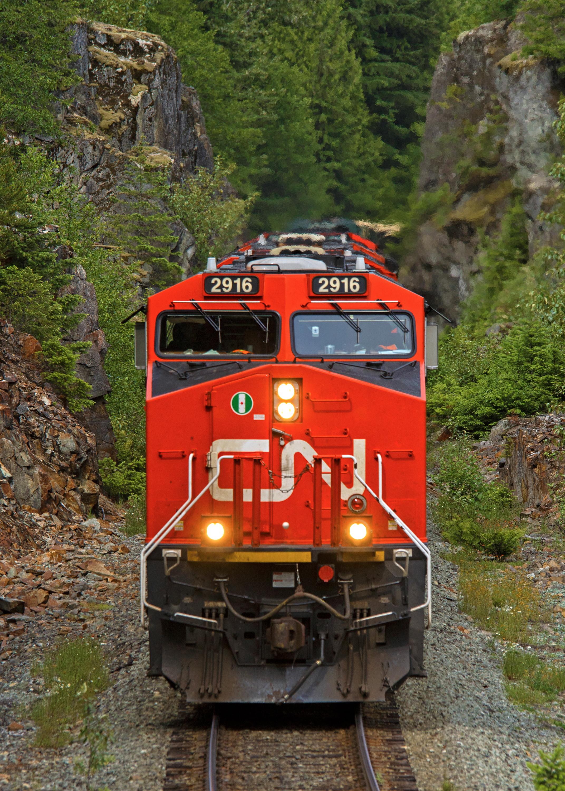 railpictures-ca-owen-laukkanen-photo-canadian-national-es44ac-2916-blasts-through-the-rock