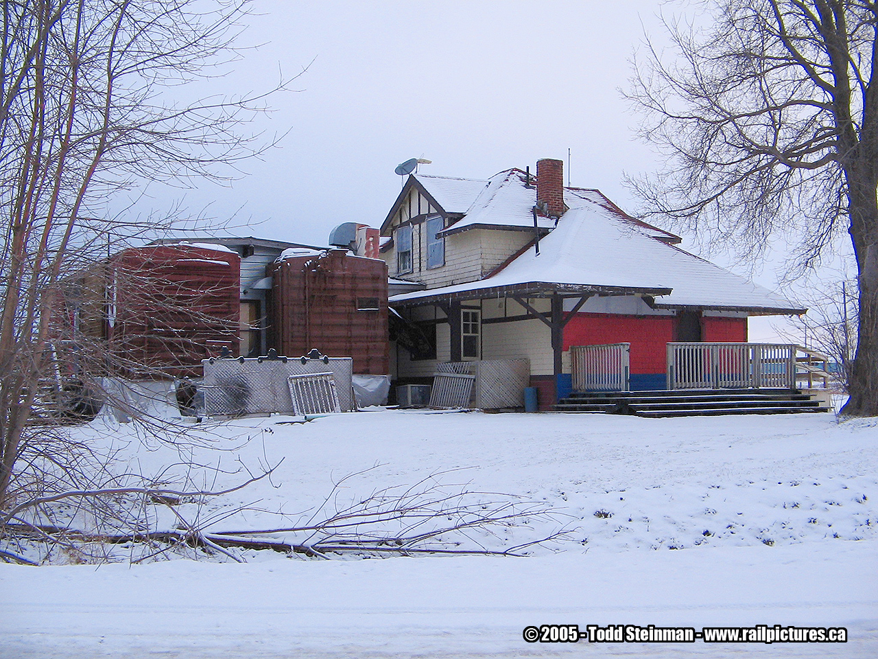 WILD TIMES IN BRECHIN!  Upon my last visit, the former CP station hues a Wild Wings restaurant. Heavily altered, you can still make out where the right of way was. Also note the two boxcars, one being that of the CN...probably serving as refrigerators for all those wings. You can also make out the bay window, where the station agent's office would have been. 


Anyone know what subdivision this would have been for the Canadian Pacific? Also, rumour has it that the former CN Brechin East station still exists as a residence in the town. Any information would be helpful.