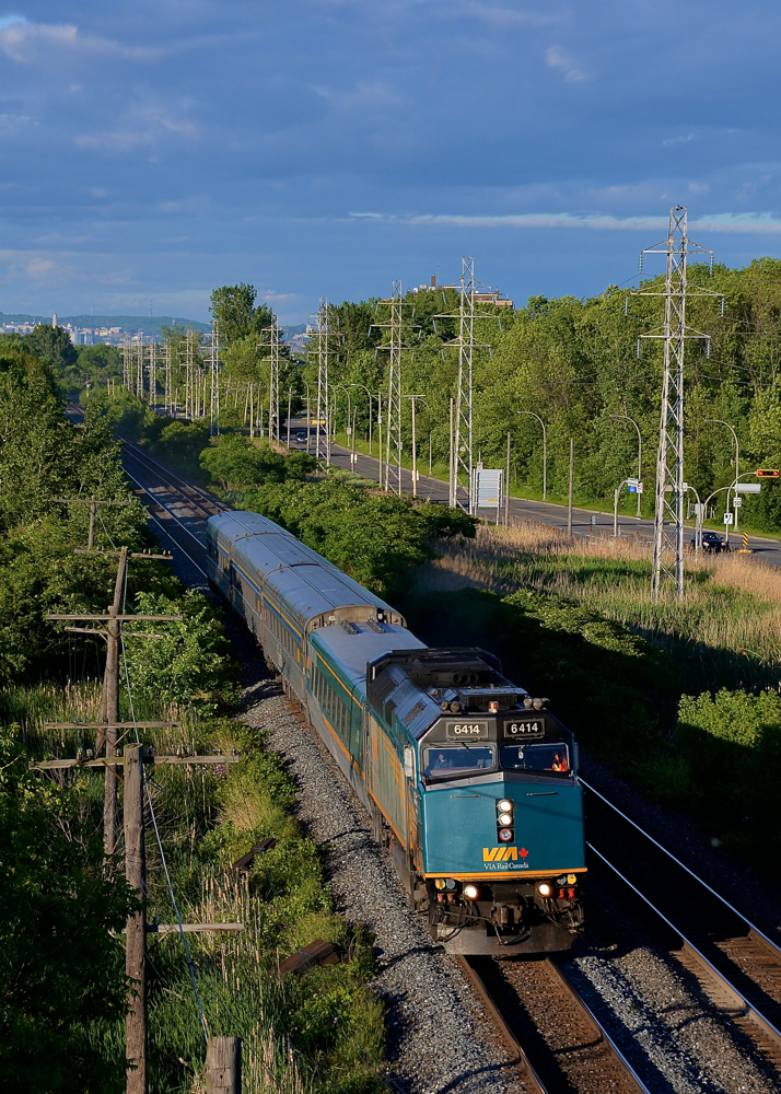 VIA 6414 leads VIA 39 through Pointe-Claire.