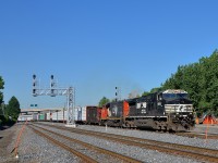 <b>A somewhat unusual pairing.</b> Dash9 NS 9919 & GP40-2L(W) lead CN 324 towards the de Courcelle crossing in the St-Henri neighbourhood of Montreal on a sunny morning.