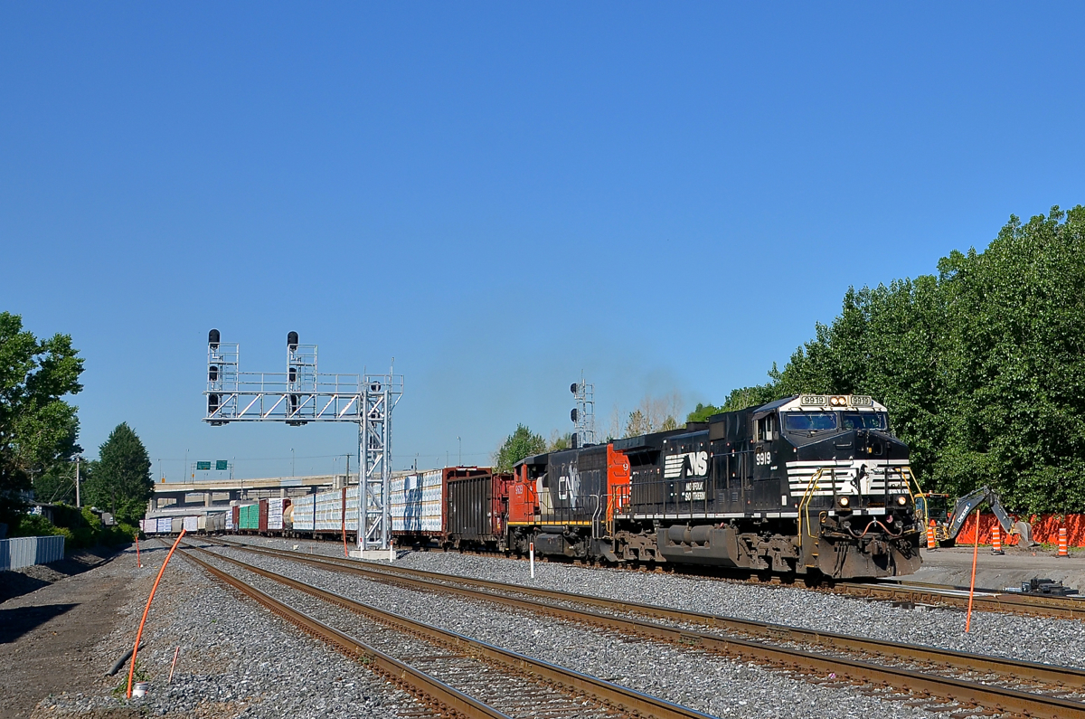 A somewhat unusual pairing. Dash9 NS 9919 & GP40-2L(W) lead CN 324 towards the de Courcelle crossing in the St-Henri neighbourhood of Montreal on a sunny morning.