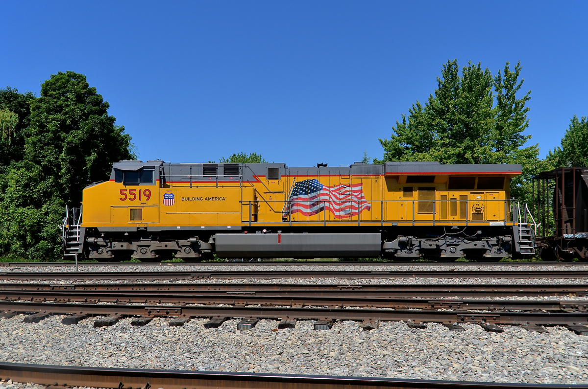 A spotless UP unit in Montreal. UP 5519 is spotless as it leads CP 550 with oil loads for Albany near Lasalle station. Another UP GEVO (UP 5509) was shoving on the rear of the train.