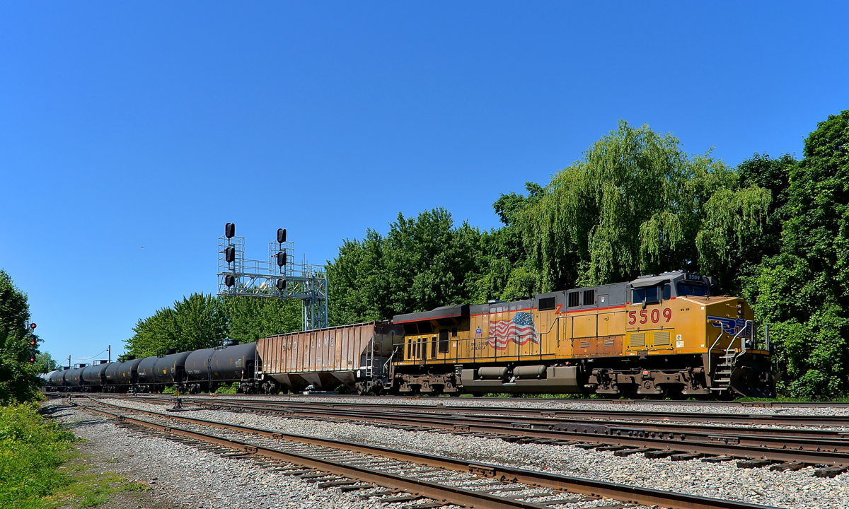 UP unit shoving at the rear. CP 550 is bound for the U.S. with oil loads for Albany as UP 5509 shoves on the rear of the train near Lasalle station. At the head end is another UP GEVO, UP 5519.