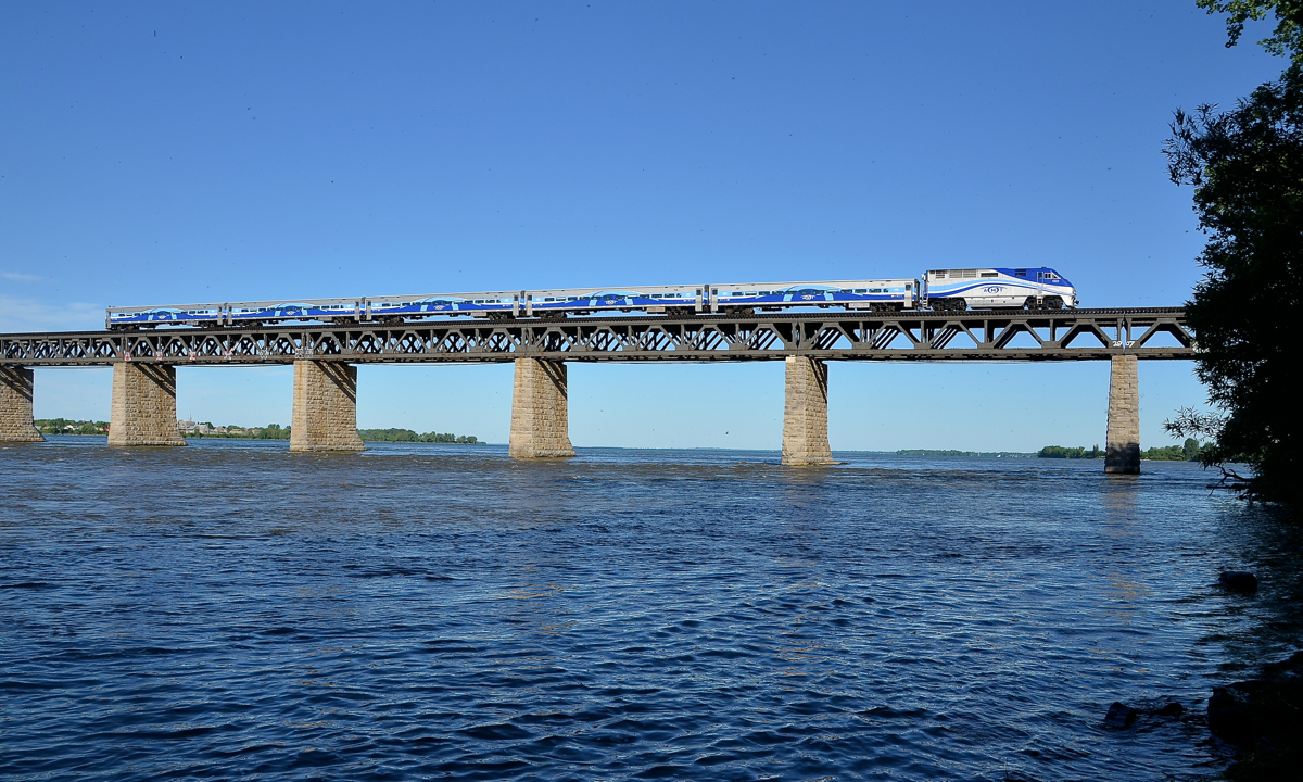 Approaching Montreal. AMT 1322 leads AMT 84 towards the island of Montreal, over the blue water of the St-Lawrence river.