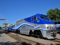 <b>Another F59PHI with mismatched stripes</b> AMT 1326 is seen just after having stopped at Lucien L'Allier station with AMT 86 from Candiac. Just like <a href=http://www.railpictures.ca/?attachment_id=24755>AMT 1326</a>, AMT 1322 has a mismatched stripes. This is a very recent development as I shot AMT 1326 just yesterday morning, and the stripes were lined up properly then. 