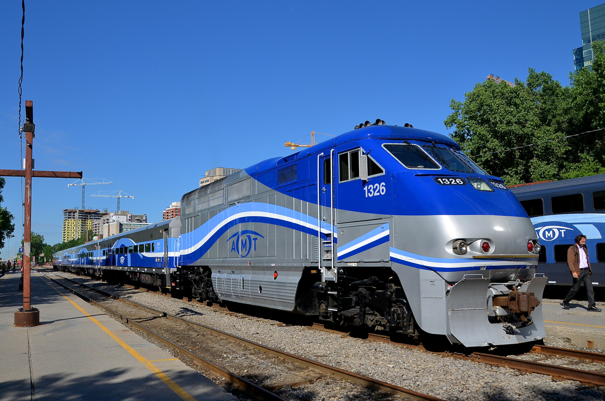 Another F59PHI with mismatched stripes AMT 1326 is seen just after having stopped at Lucien L'Allier station with AMT 86 from Candiac. Just like AMT 1326, AMT 1322 has a mismatched stripes. This is a very recent development as I shot AMT 1326 just yesterday morning, and the stripes were lined up properly then.