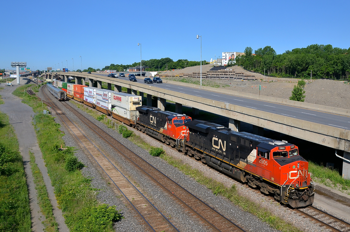 VIA's westbound and CN eastbound CN 120 is eastbound on the freight track of CN's Montreal sub with CN 2905 and CN 2941 as head end power (along with CN 3000 mid-train) as VIA 33 heads west on the north track, to be followed in five minutes by VIA 53 on the south track. Not too long after VIA 605/607 and CN 149 will also head west on these two tracks.