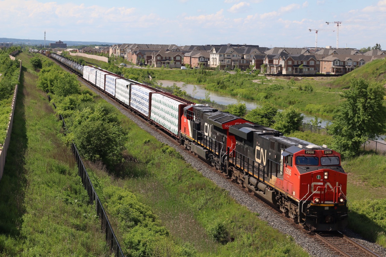 CN train 435 has a GE built ES and T4 in charge of the days train to London. Urban sprawl is taking over here in Milton with new residential developments popping up all across the town. The tall cranes in the background mark the site of the expanding hospital, and the Niagara escarpment can be seen in the distance.