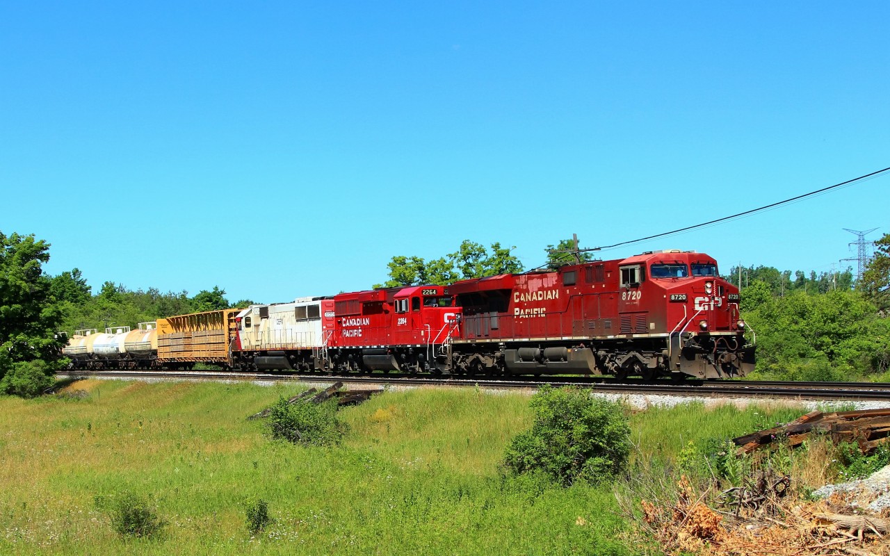 We find a very interesting lash up on todays CP 242 with CP 8720 (ES44AC) leading CP 2264 (GP20C-ECO) and CEFX 6009 (GMD SD60). The CEFX 6009 was sold in 2006 to the Indiana Railway as Ex-SOO 6009 according to the CTG and shows as O left. Some how it has made its way to CEFX but still shows its original white and red SOO colours.