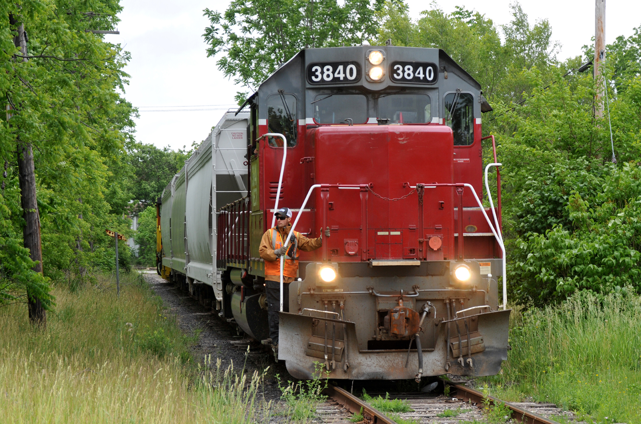 RLHH trudging back towards the Dundas Sub from Ingenia with NECR 3840, 3 hoppers, and RLHH 3049