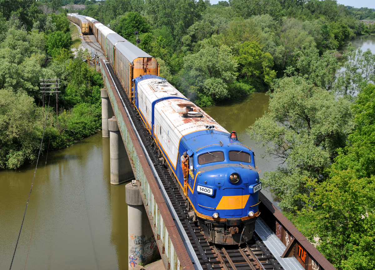 OSRX 1400 - OSRX 1401 crossing the Thames River on the way back from Coakley with a long string of autoracks