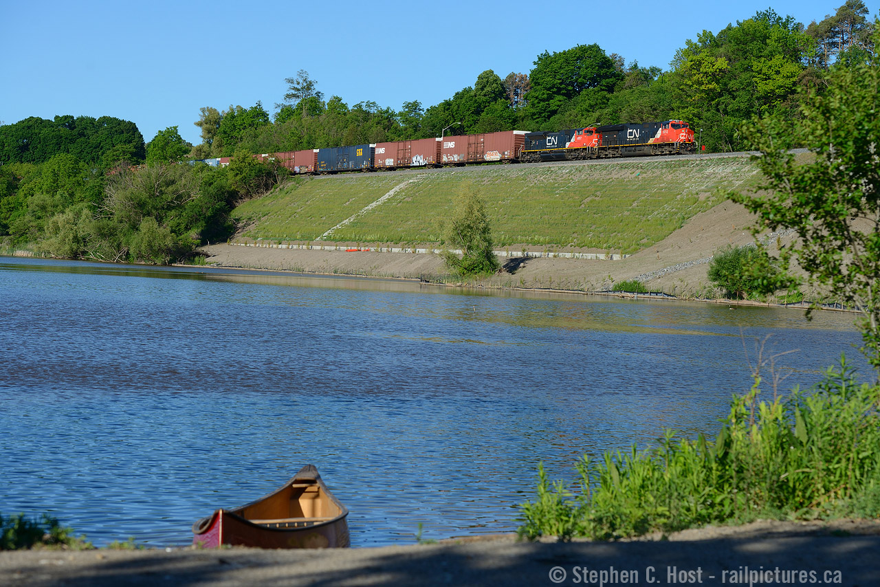 New photo opportunities don't come along all that often, witness this angle, which probably hasn't been shootable in 50 years, now that CN had to widen the embankment for the third track which eliminated all foliage... bet the RBG is pissed, but we're not !