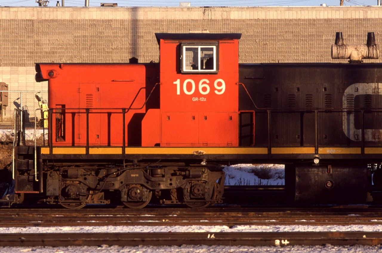 CN has a few unique locomotives. One is the GMD-1. This profile is unmistakably distinctive, and to me quite pleasing. Unlike the Alco RS-3, this is quite boxy, but the stylish eyebrows above the headlights give it a nice look. Clean lines and tidy louvers just add to the overall look.