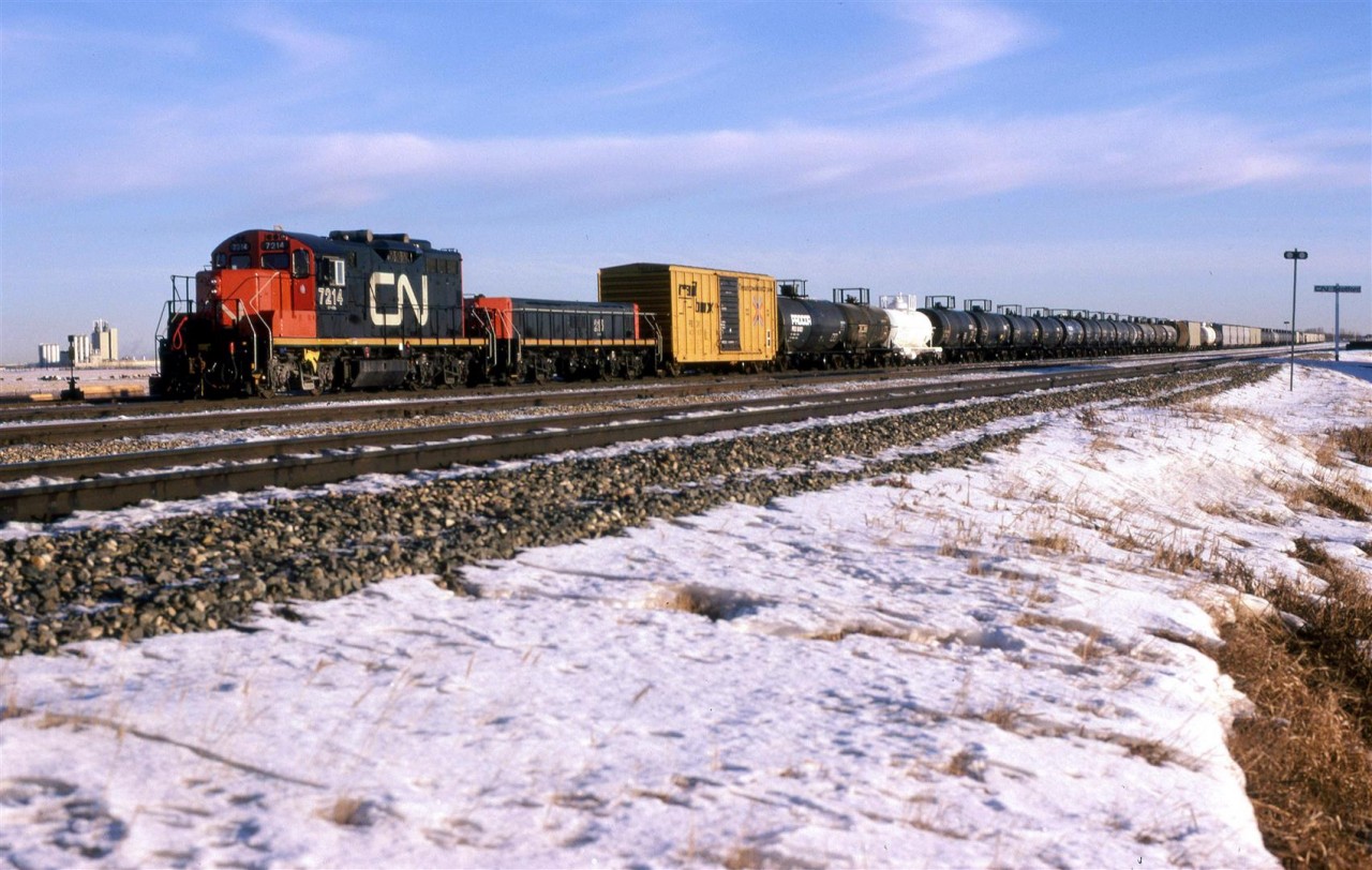 The 7214 and mated slug switch the chemical plants just outside Fort Saskatchewan. The 7214 is sporting an interesting muffler or spark arrestor.