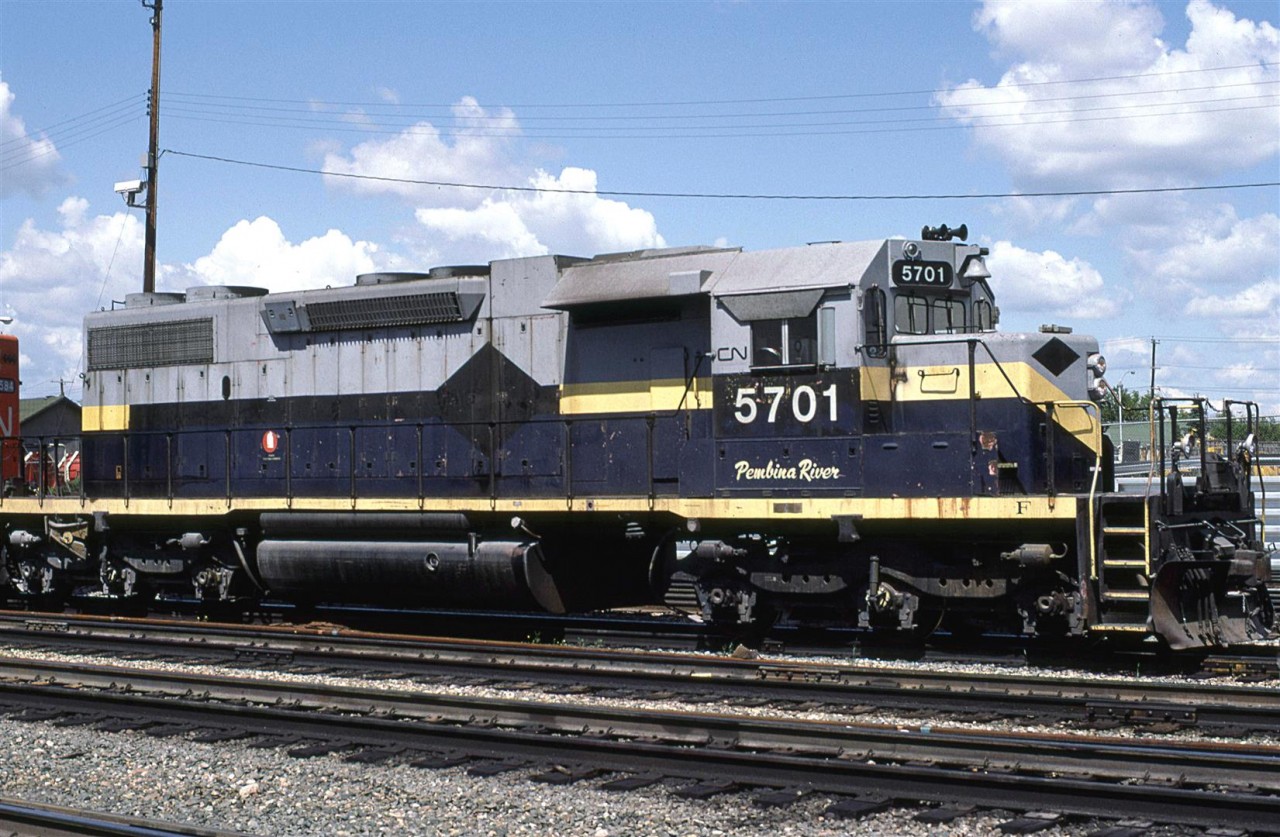 I have very few shots of the SD-38's. This may be my only one while still in NAR colours. They probably spend most of their time up north, venturing into Edmonton for occasional servicing. I have a couple pictures of them on the Westlock sub in CN livery.