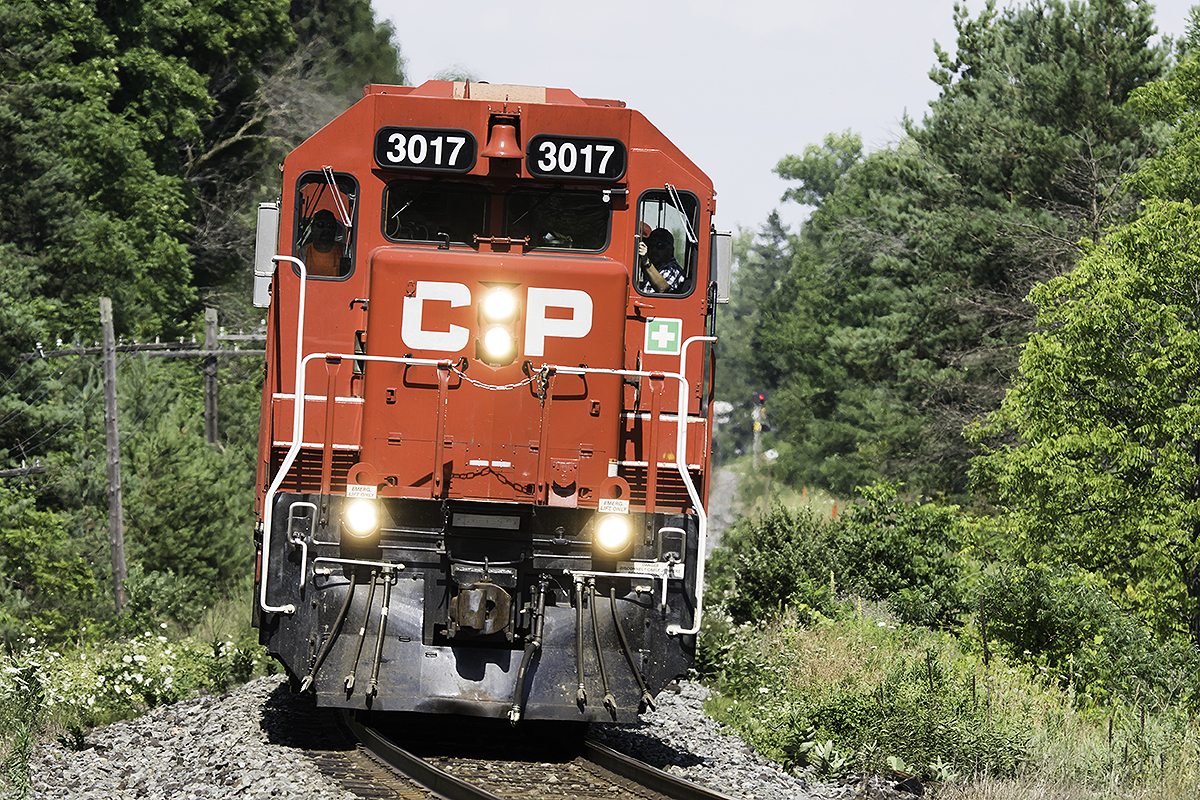 Remember when every train had a cab like this? I think it's the "Pickup". 3 units 5 cars head back to Galt. The signals are still there....for now.