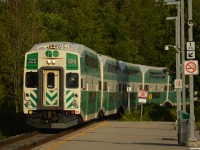 GO 809 - GO 225 North pulls up to the platform at Barrie South for a quick stop before carrying onto Allandale. With new cabcars being delivered all the time, and the 8 classic cab cars I saw on 4 trains this day (regular coach service), get 'em while you can folks! 