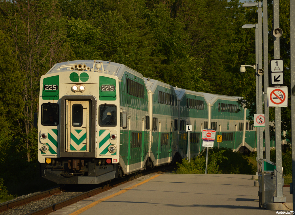 GO 809 - GO 225 North pulls up to the platform at Barrie South for a quick stop before carrying onto Allandale. With new cabcars being delivered all the time, and the 8 classic cab cars I saw on 4 trains this day (regular coach service), get 'em while you can folks!