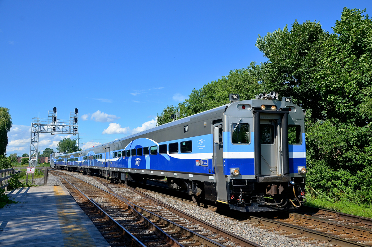 AMT 75 arrives at Lasalle Station with cab car AMT 707 leading.