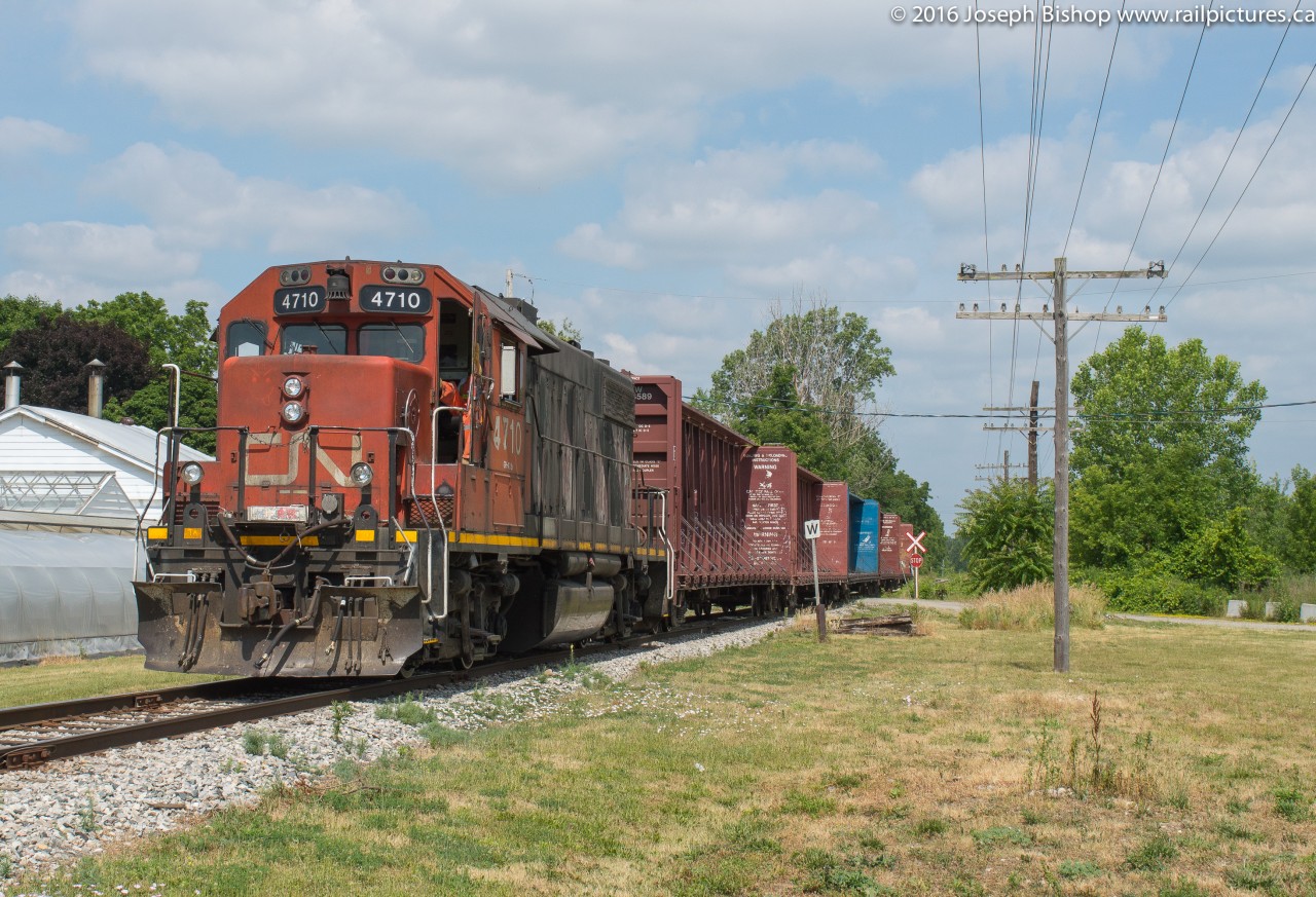 CN 580 blasts by Blossom Ave on their way back to Brantford after switching the Rembos Lumber Yard in Cainsville.