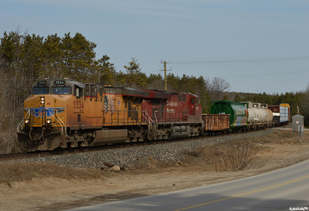 UP 5534 South hustles out of Midhurst with train 420 from Thunder Bay with some more run through UP power in the lead.