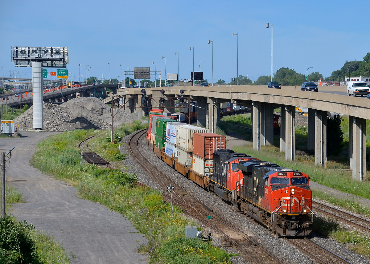 CN 2820 & CN 5654 lead CN 120 eastwards on CN's Montreal sub. A third unit (CN 2829) is operating mid-train.