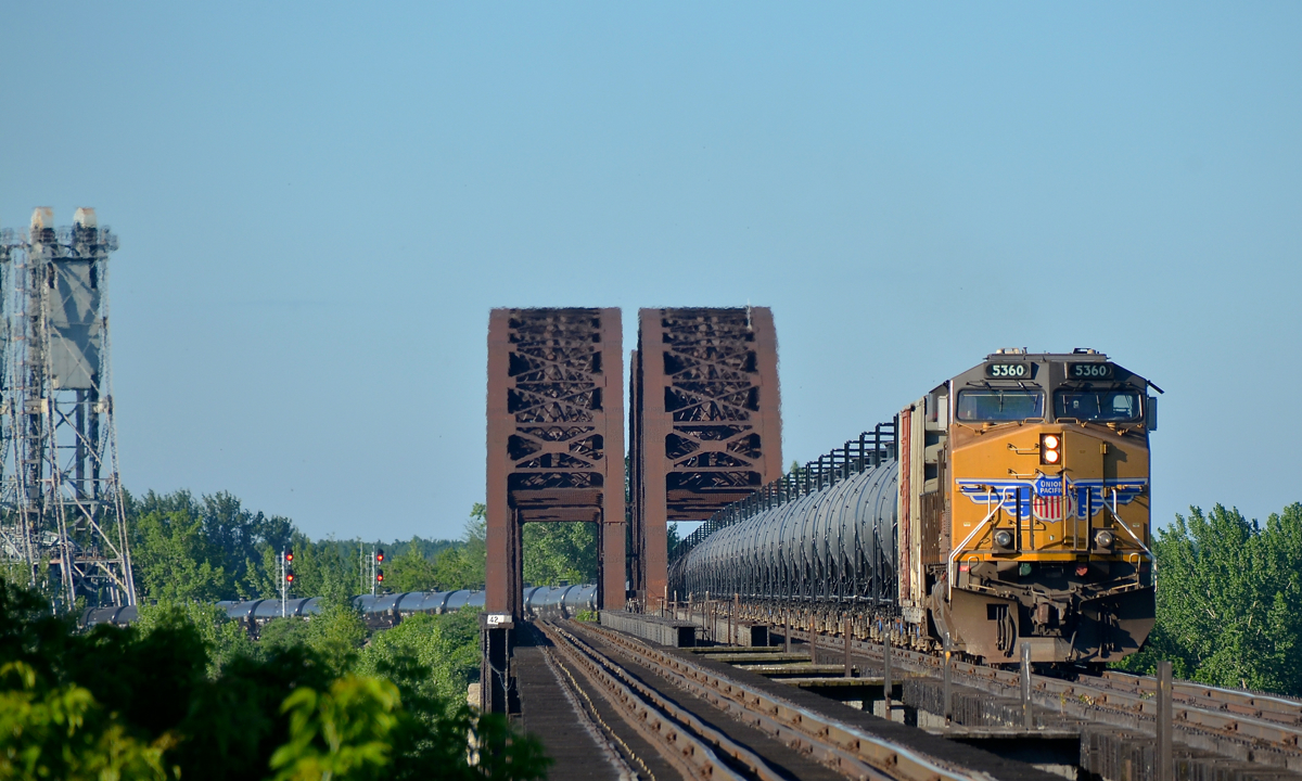 UP DPU over the river. UP 5360 is the rear DPU on ethanol train CP 650 which is crossing the St-Lawrence river after leaving the island of Montreal. It is destined for Albany, NY. Up front is CP 8924.