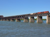 Empty ethanol train CP 651 crosses the St-Lawrence river about 90 minutes after loaded counterpart CP 650 did (they met at the St-Mathieu siding). CP 651 has CP 8752 & CP 8780 for power.