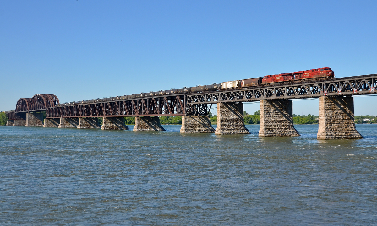 Empty ethanol train CP 651 crosses the St-Lawrence river about 90 minutes after loaded counterpart CP 650 did (they met at the St-Mathieu siding). CP 651 has CP 8752 & CP 8780 for power.