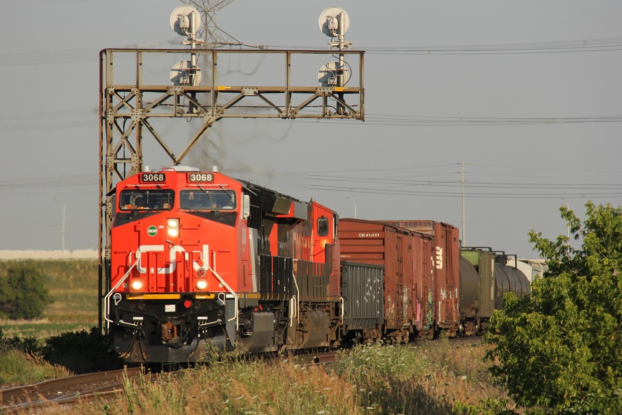 CN 3068 (looking pretty new) and CN 2911 lead CN 398 out of Milton on a hot summer evening at around 19:20.