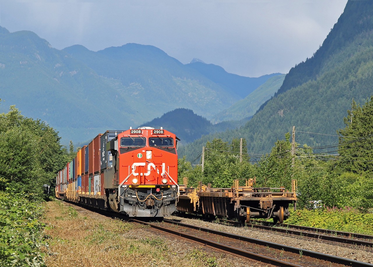 ES44AC, CN 2908 heads an intrmodal west out of Hope.  The rear end of this train was being pushed along by IC 1007.