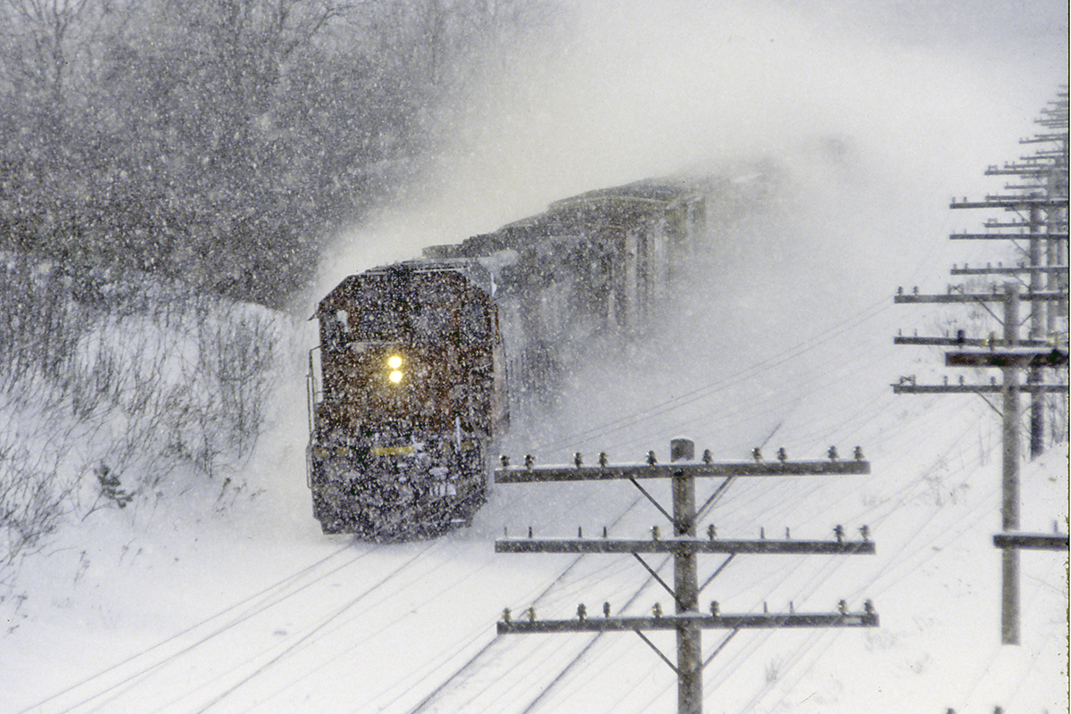 2 SD40's eastbound in the snow. I have lost the reason why I was out looking for trins on a day like this.........