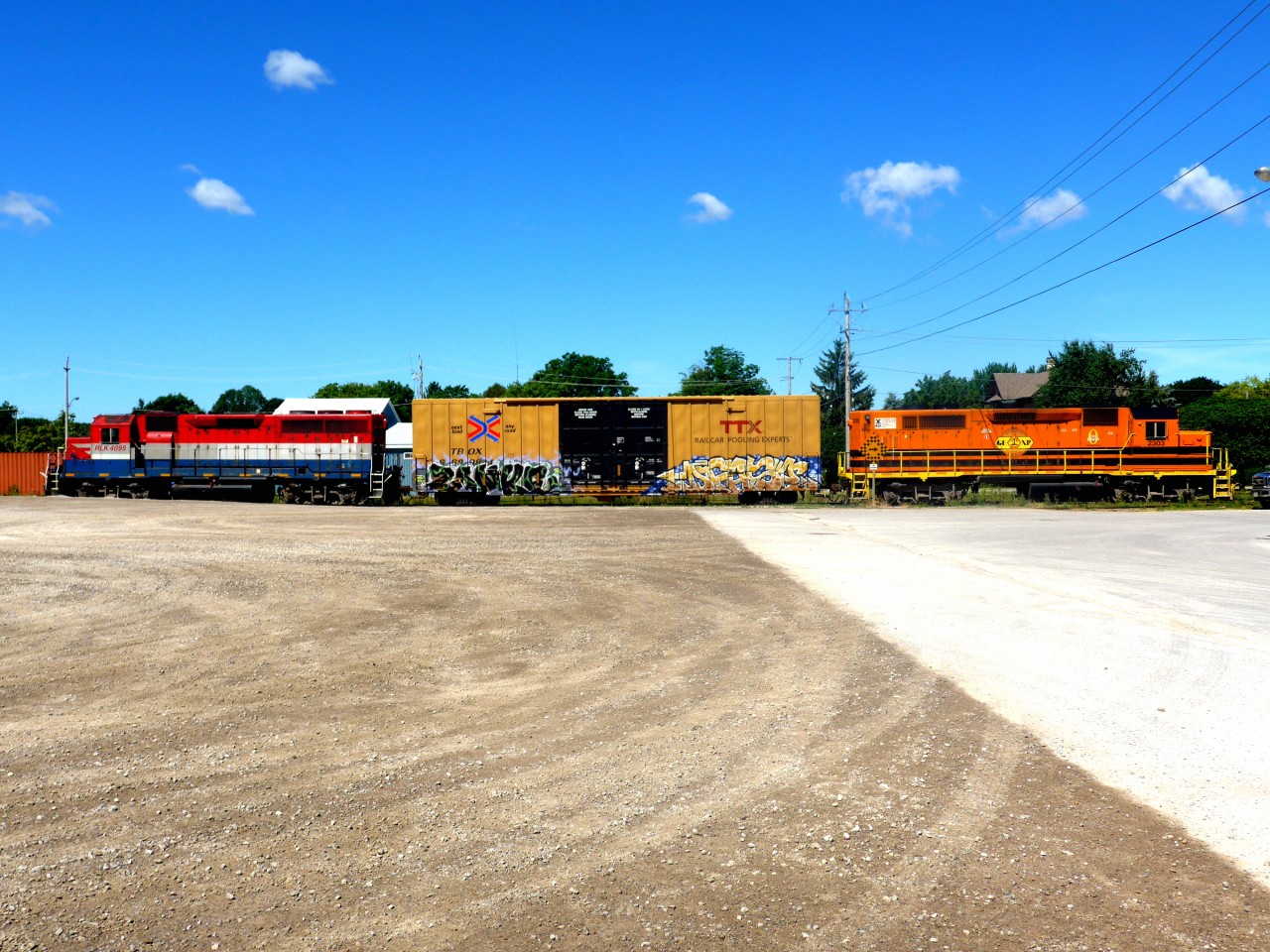 A Railbox boxcar is sandwiched between two GEXR geeps while the crew grabs lunch at a local restaurant, when they return they will shove the car down into Exeter, before returning to Stratford yard.