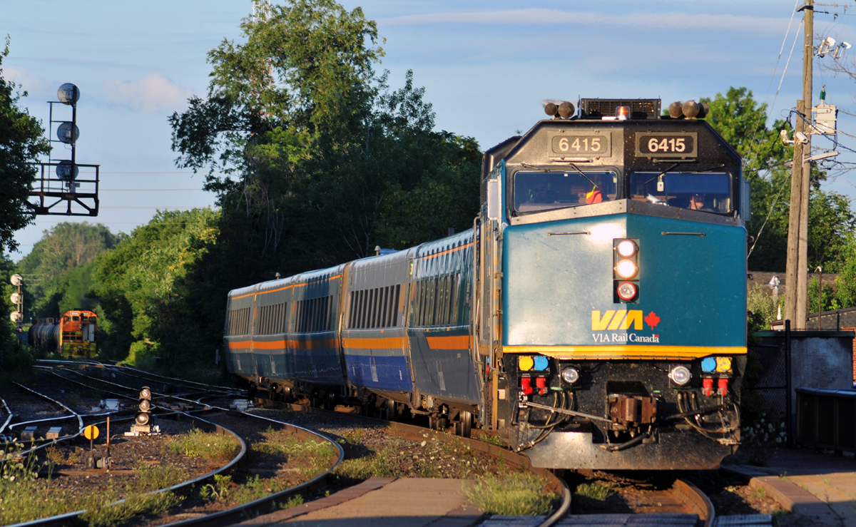 VIA 79 arriving at Brantford with 6415 leading, as RLHH 597 with RLHH 3049 - RLHH 3404 awaits for a signal once #79 clears the plant at Hardy