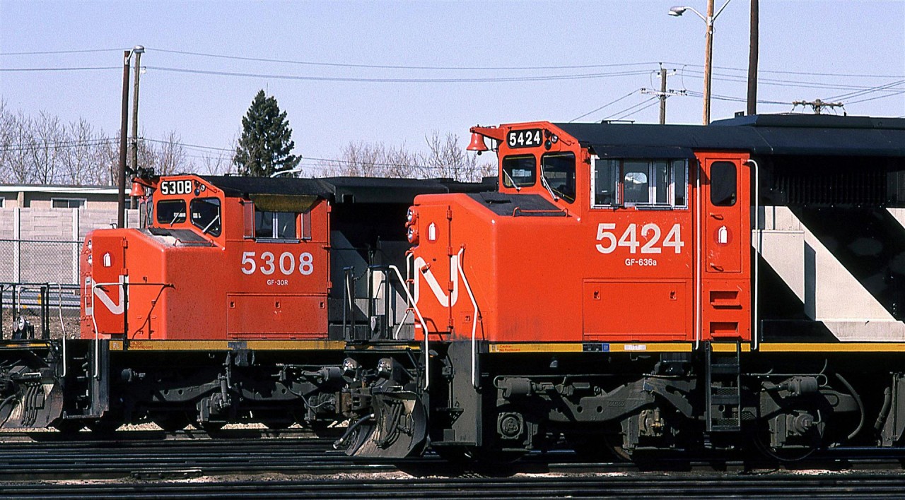 The wide nose looked so much better on a cowl-ed unit than it did on the narrow body, don't you think?