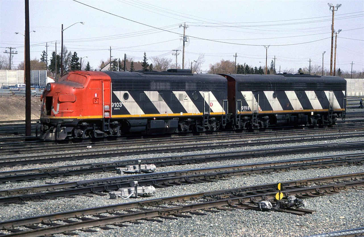 A "Beetle-ized" F7a with a B unit sit at Calder Shops. I believe that this program of getting operators out of the cabs of old F units was rooted in safety issues? Via was also replacing their old cab units at this time.