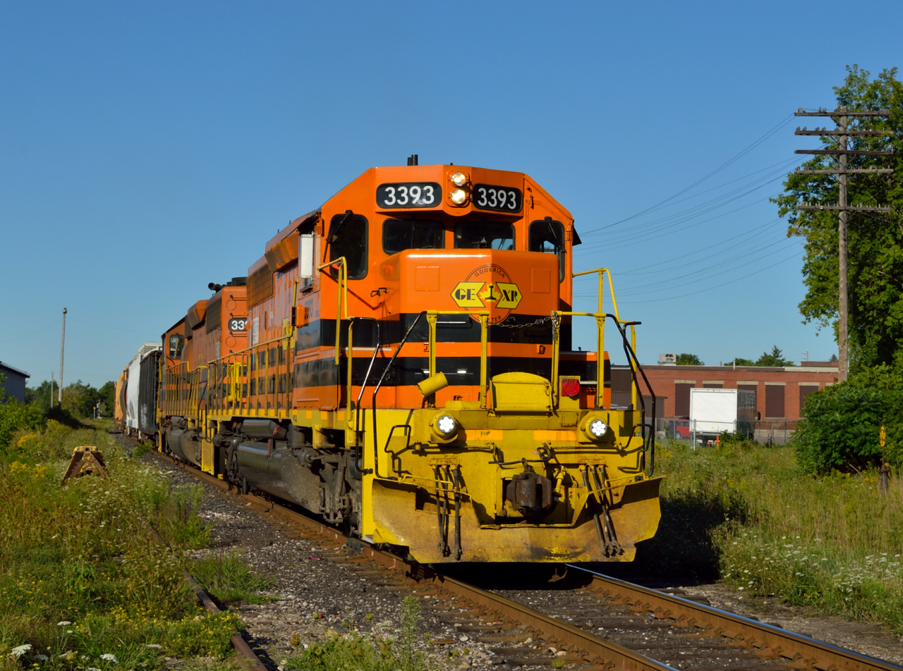 After a few months of the former 'Espee' unit; GEXR 3054 leading GEXR 432, I was pleased this morning to find a matched pair of venerable EMD SD40-2's on the point of this rather short, 22 car, 432.  Although theses units are not former CP Rail units, with all the SD40-2 retirements, these beauts are survivors.