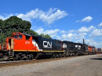 A rather varied lashup of CN 4772, NS 6983, CN 7233 & CN 220 leads CN 527 through St-Henri after doing a lift in Pointe St-Charles.