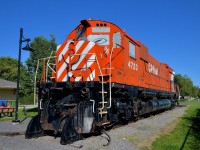 <b>Not looking any better.</b> It had been a little while since I had checked in on 'preserved' M636 CP 4723 in Farnham and unfortunately it is not looking any better. It sits near the ex-CP station, which is currently abandoned and potentially facing demolition. In front of the station is CMQ's ex-CP main line.