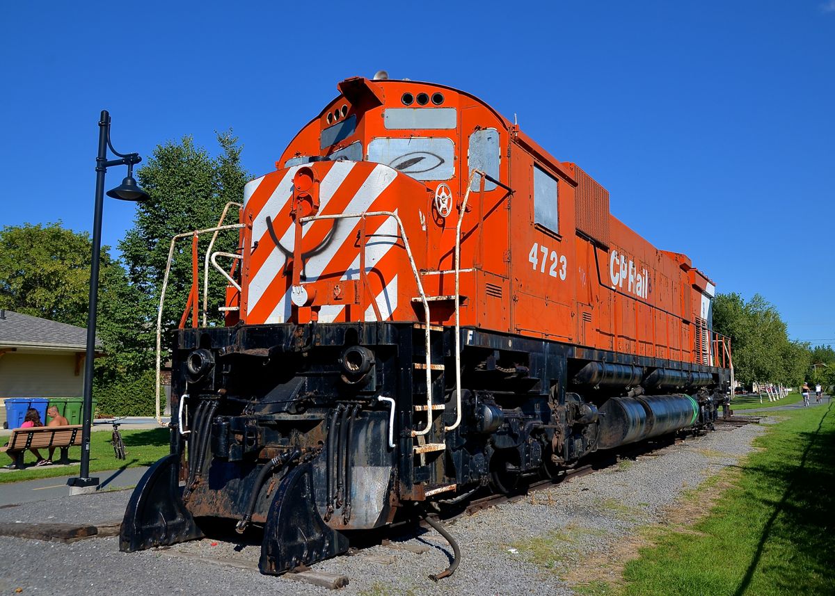 Not looking any better. It had been a little while since I had checked in on 'preserved' M636 CP 4723 in Farnham and unfortunately it is not looking any better. It sits near the ex-CP station, which is currently abandoned and potentially facing demolition. In front of the station is CMQ's ex-CP main line.