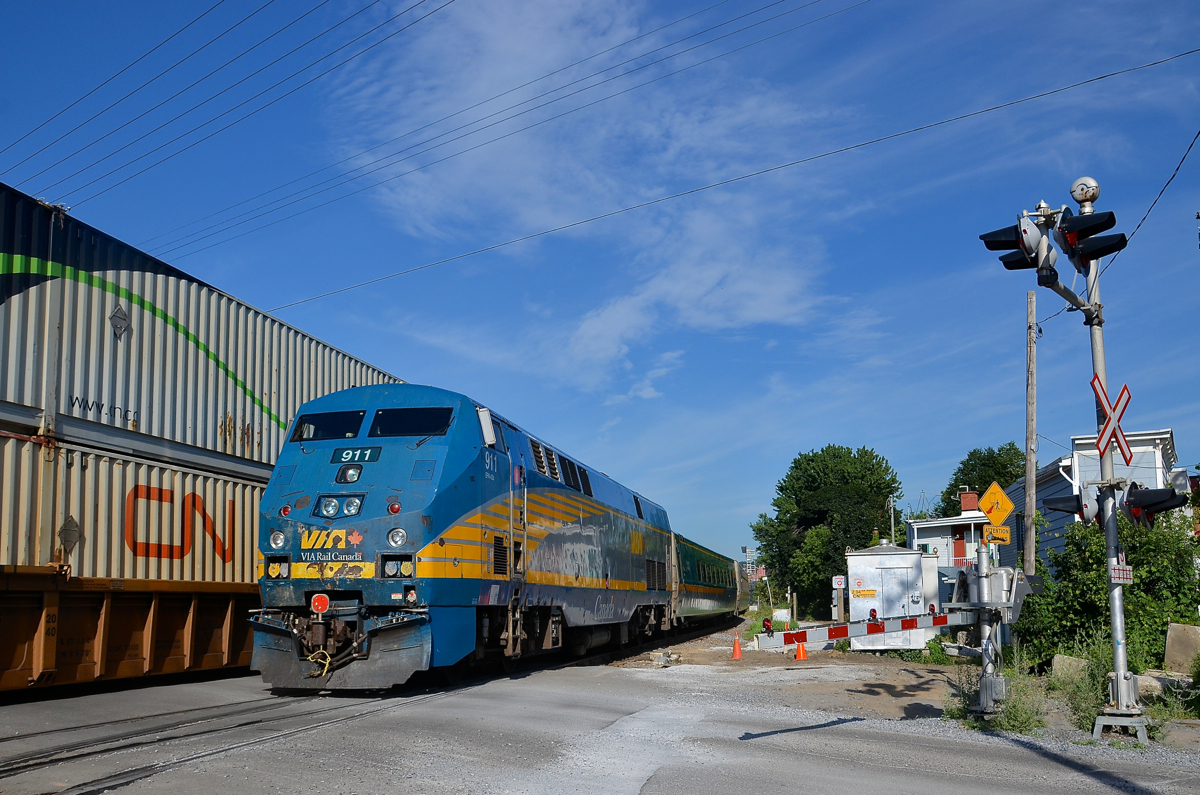 A 'paddle marker' in the coupler. VIA 911 brings up the rear of VIA 633 as it passes CN 120, both crossing the St-Ambroise crossing in St-Henri. VIA 911 has what has been dubbed the 'paddle marker' in its coupler. This is seen at the end of all VIA Rail trains going back a few years now.