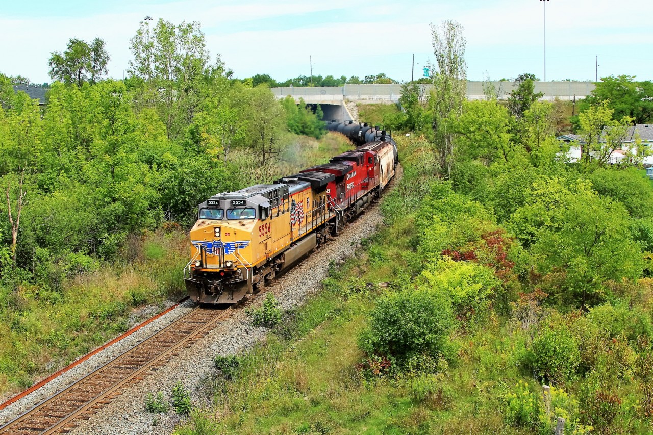 After weeks of faded CP leaders, a nice Union Pacific leader coasts down the Hamilton mountain with UP 5554 leading CP 9708 under the highway 6 bridge and approaches the Newman Street overpass on its way to Desjardins.