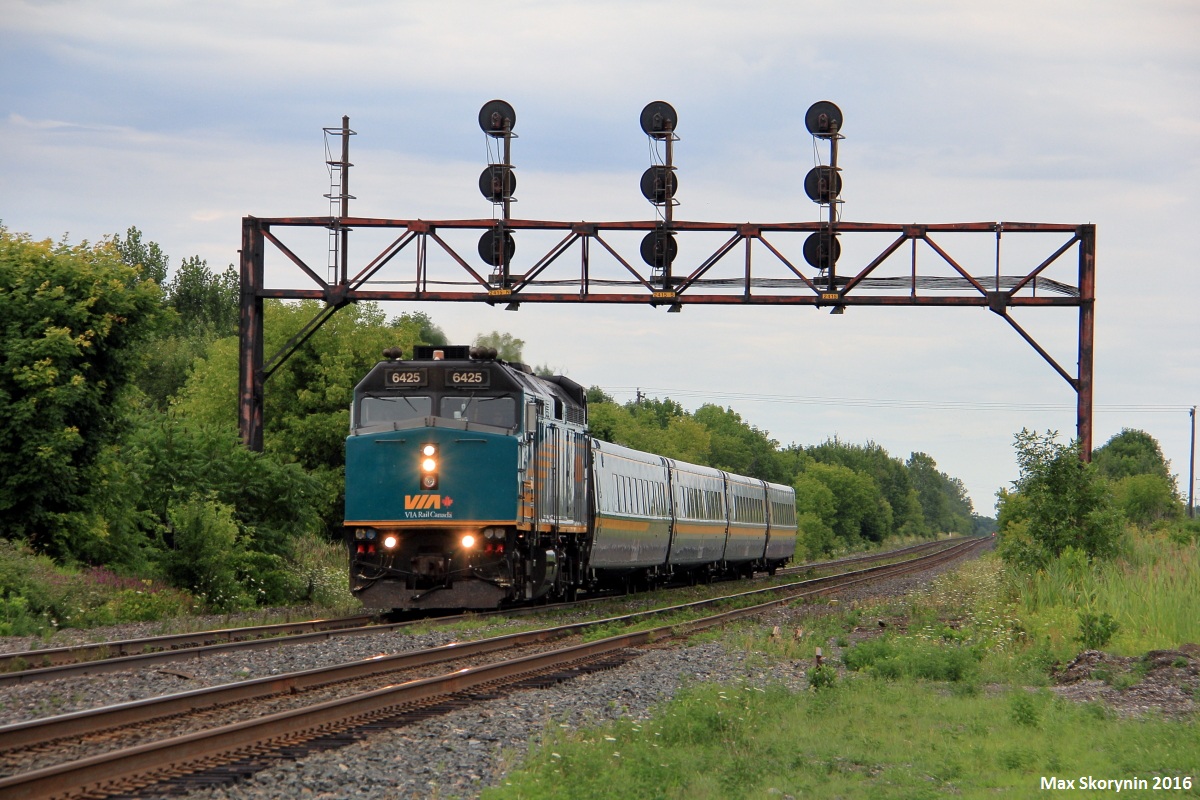 VIA F40PH-3 flies through CN Brighton on the Kingston Subdivision, clocking at 94mph on the detector.