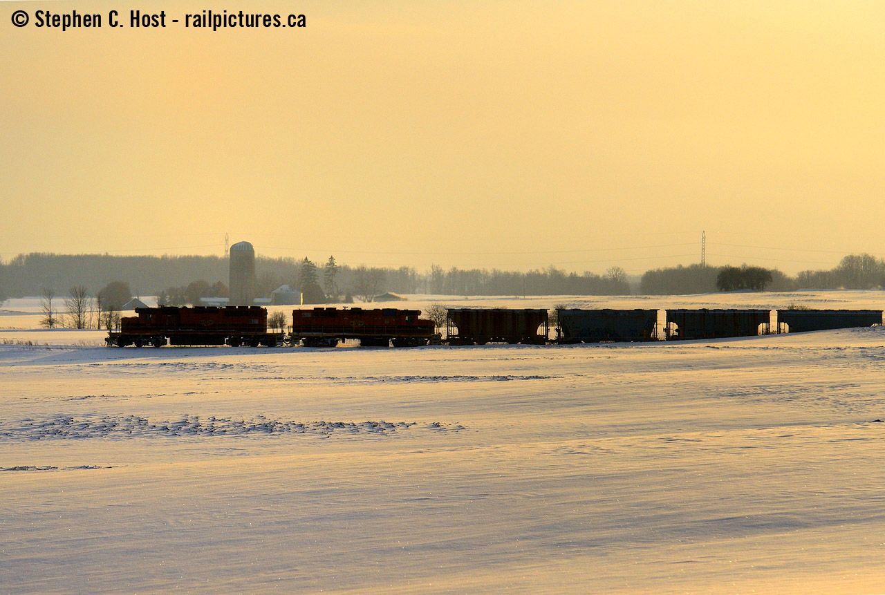 The hills of Sebringville glow a mighty orange in the setting winter sun while GEXR's extra 581 is nearly back at Stafford after a long day of plowing westward and hauling salt eastward.  A note to you young photographers, some advice: often the best lighting is directly opposite of what you think it is. So turn around and have a look :) As seen above.