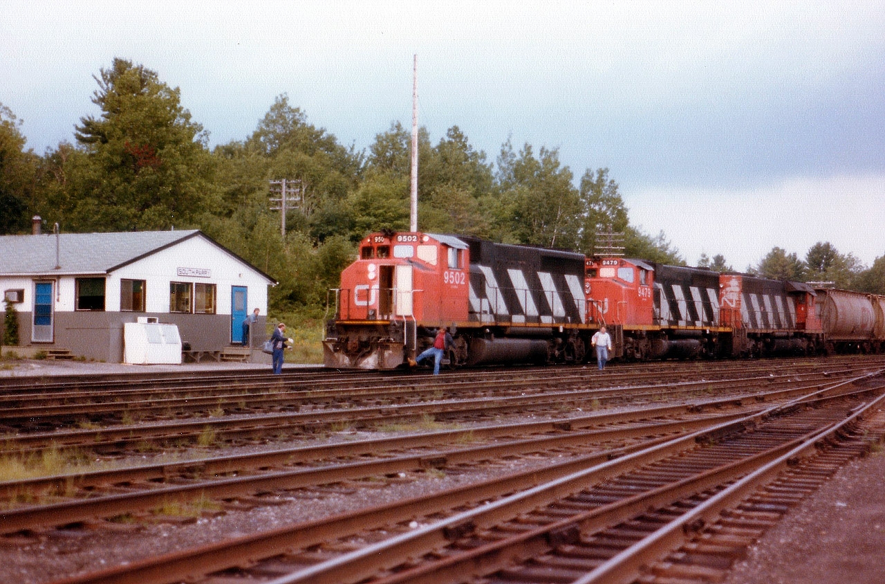 So many things that go on with the railroads that I need explanations for. Here is another. What looks like a convenient and well-maintained crew change point for the CN at South Parry (Sound) is no longer. I took it for granted as being relatively permanent (big mistake) and next time I stopped in, all traces of it were gone ! Instead I found a train stopped at a portable trailer on the east side of the line about a mile south by James Bay Jct Rd and a crew change taking place there. And another time at CN Boyne, just around the corner. This image  shows a better than average crew change stop. What happened? Parry area change eliminated??? Anyway, here is southbound CN 9502, 9479 and 5147 stopped in what I consider the better days.