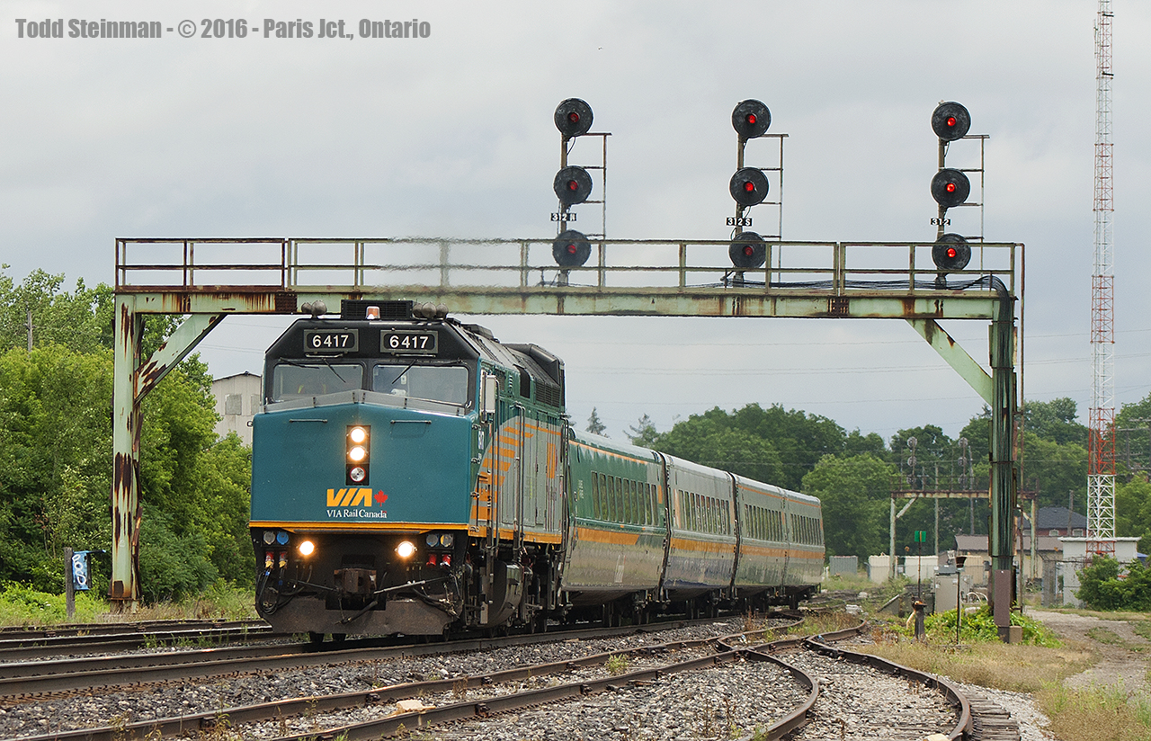 VIA 6417 leads a late train 73 through the junction at Paris.