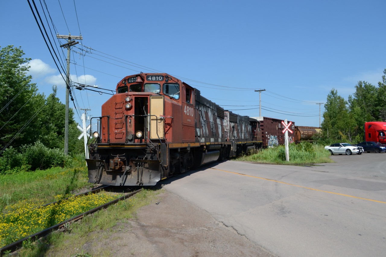 CN 4810 & CN 4762 Switching the CN Caledonia Spur in Northern Moncton. This neat Spur is a nice loop track, which has lots of great switching.